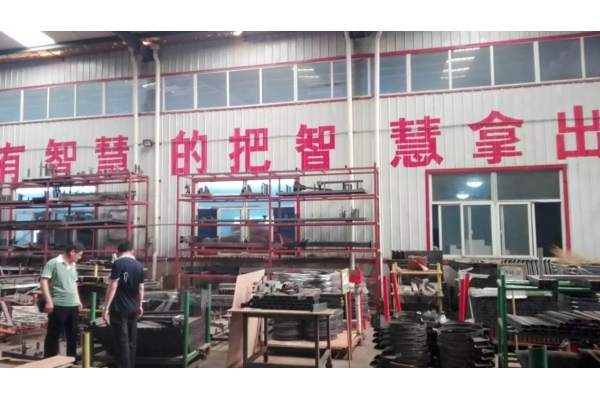 劉慶春總經理和河北宏康體育用品李總共商企業(yè)發(fā)展戰(zhàn)略